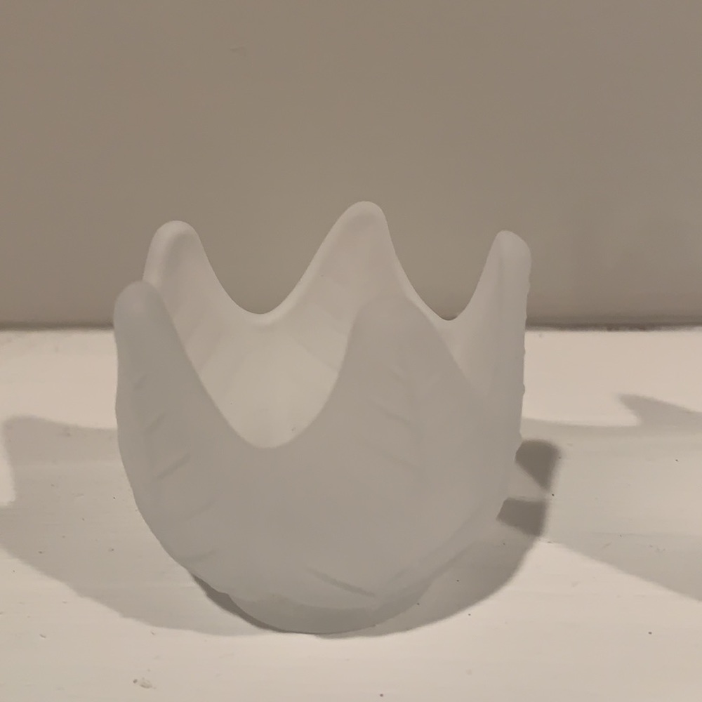 NEW PartyLite Frosted Lotus Blossom Votive Candles - Picture 2 of 4